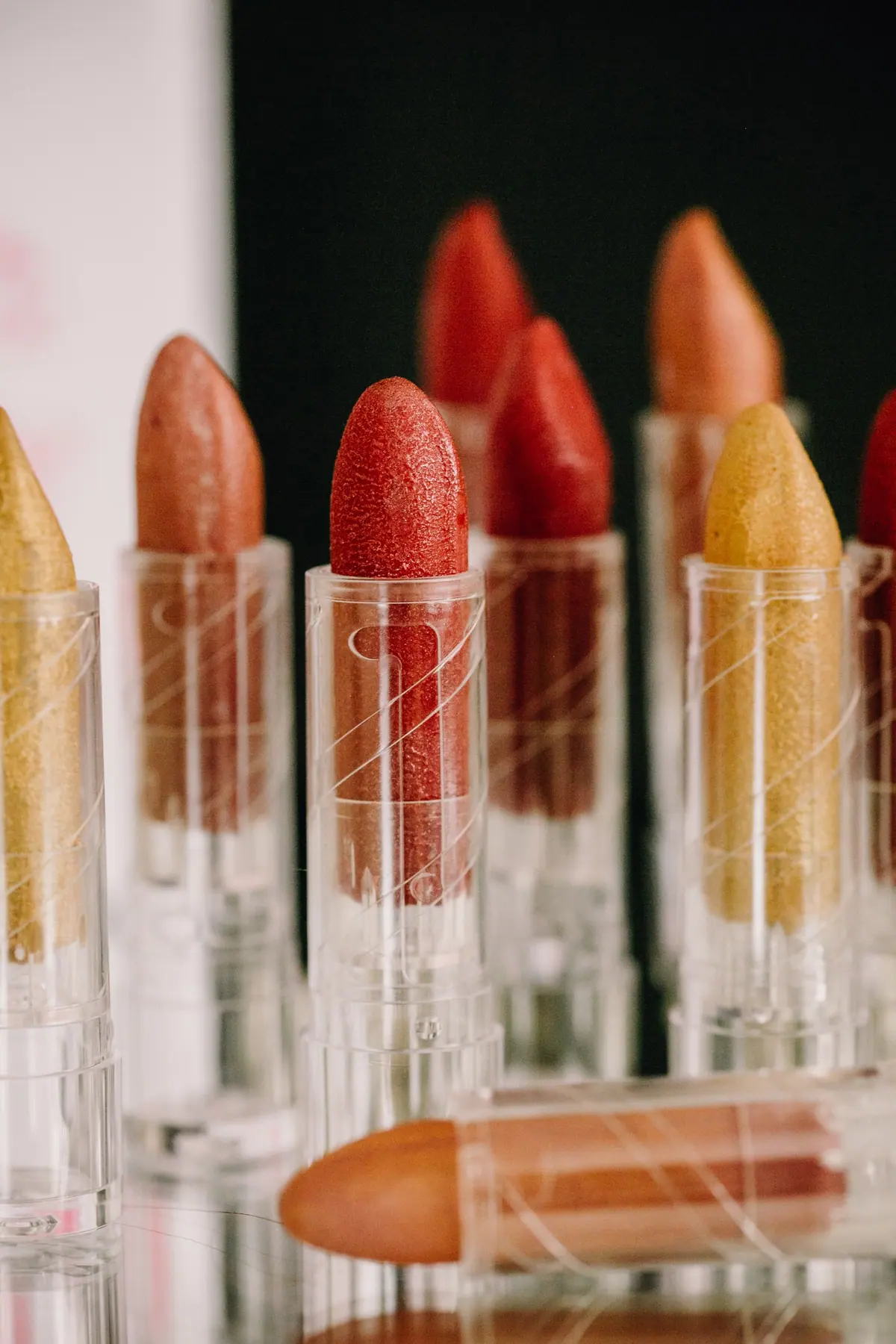 Lippenstifte aus Schokolade in Gold, Rosé und Rot in echten Lippenstifthülsen